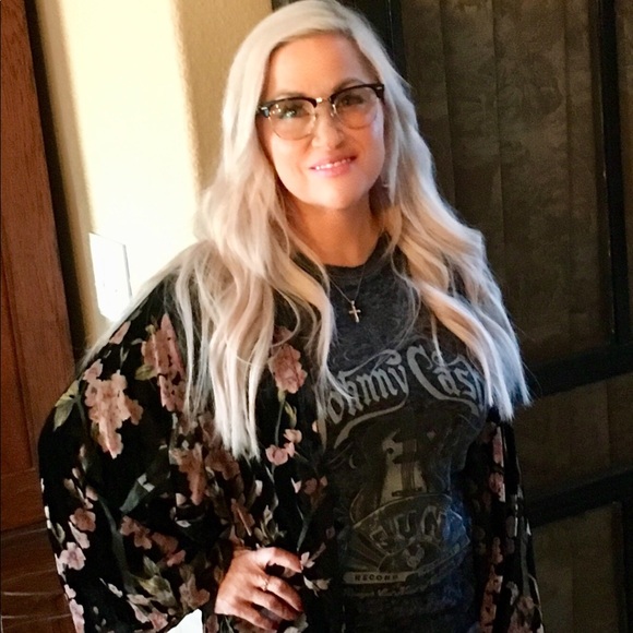 POSH Ambassador 💖 Meet your Seller - Picture 3 of 7